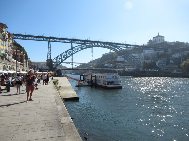 De kenmerkende brug in Porto